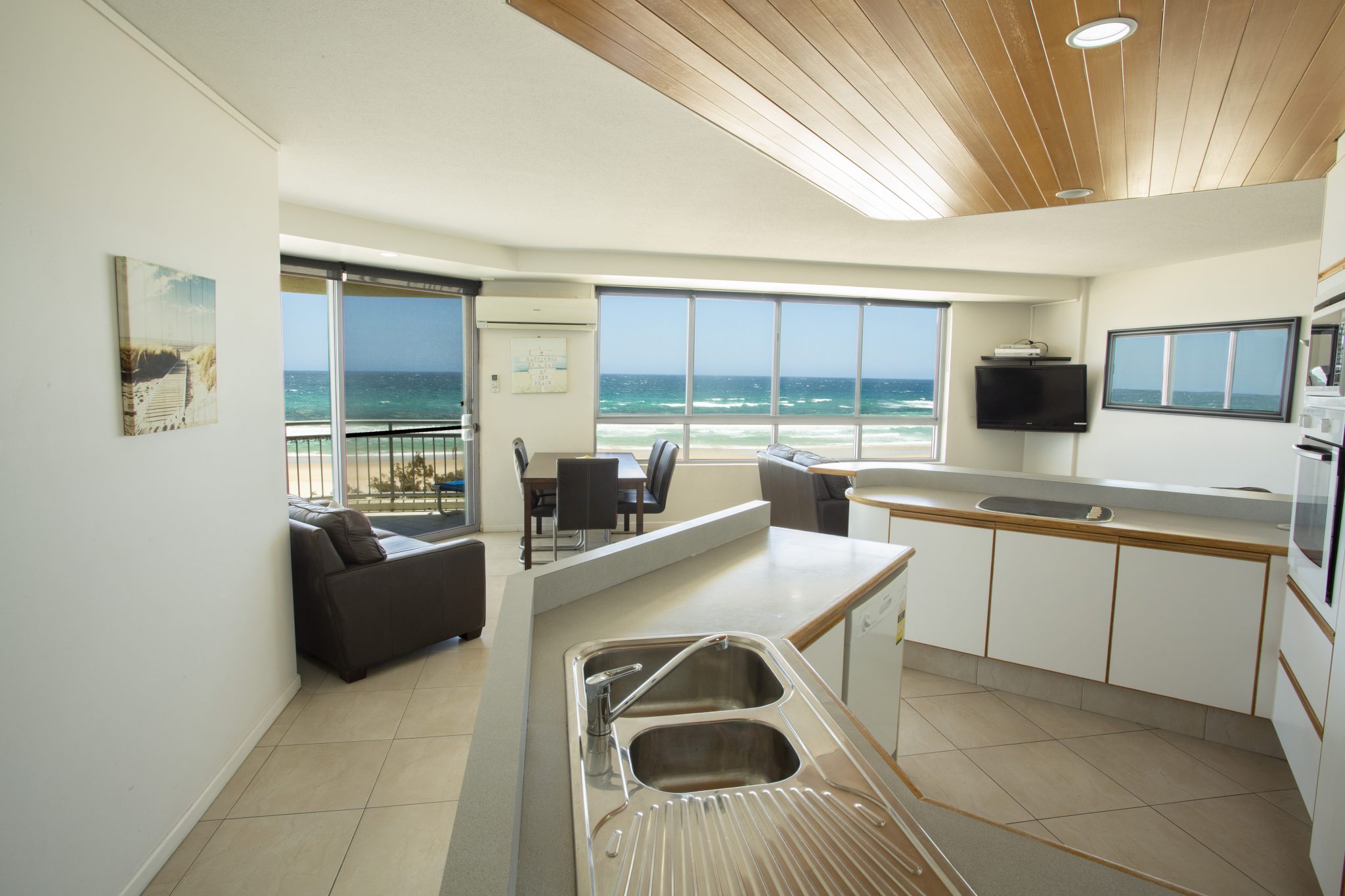 Absolute Beachfront Apartments Bilinga, Gold Coast Oceanside Resort
